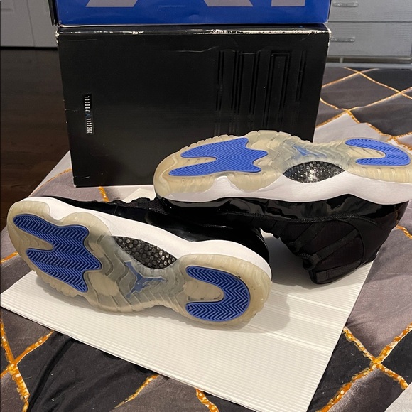 Men Air Jordon 11 Retro. Black white varsity blue. Worn in a photo shoot box’ - Picture 6 of 11